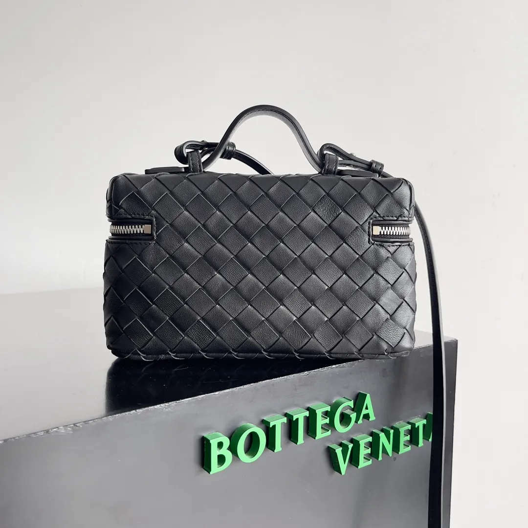 Batch 1360 Bottega Veneta 24 spring and summer woven zipper crossbody bag. A crossbody bag that can be used as a cosmetic bag. The exquisite weaving and compact body are an indispensable accessory for the upcoming summer. The double zipper also better protects the bag. It has a large capacity. If you like it, don’t miss it. Style number: 789109 Size: 22*12.5*5cm